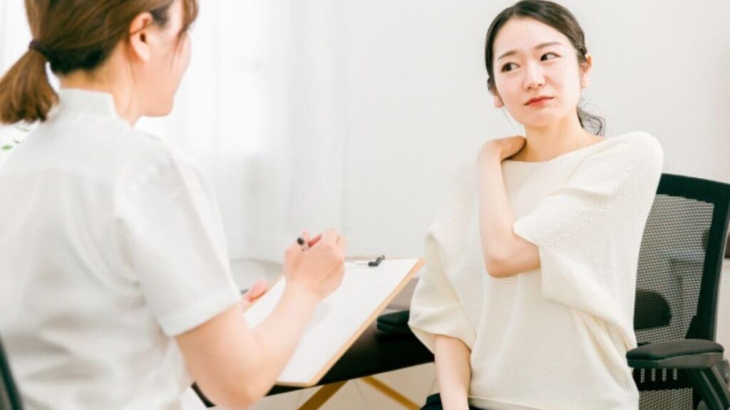 女性カウンセラーに正直に話す女性相談者