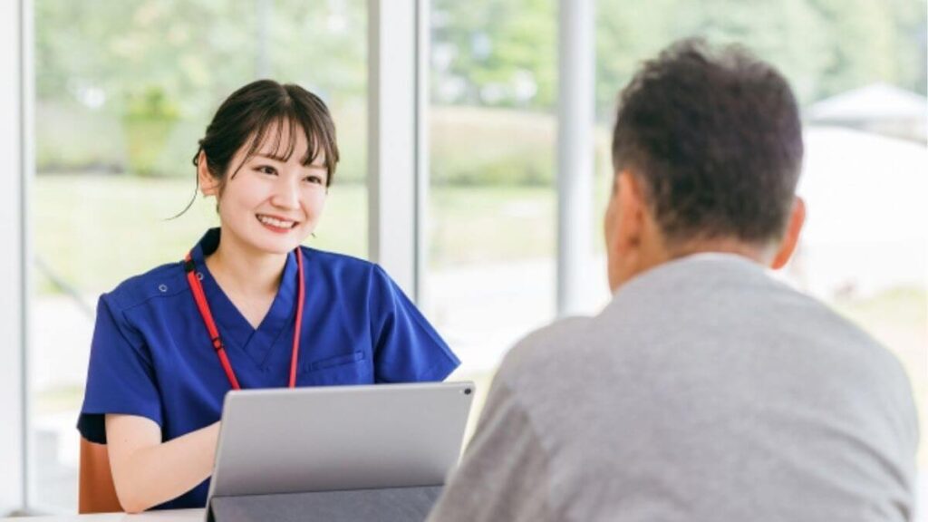 女性カウンセラーがカウンセリングをする様子
