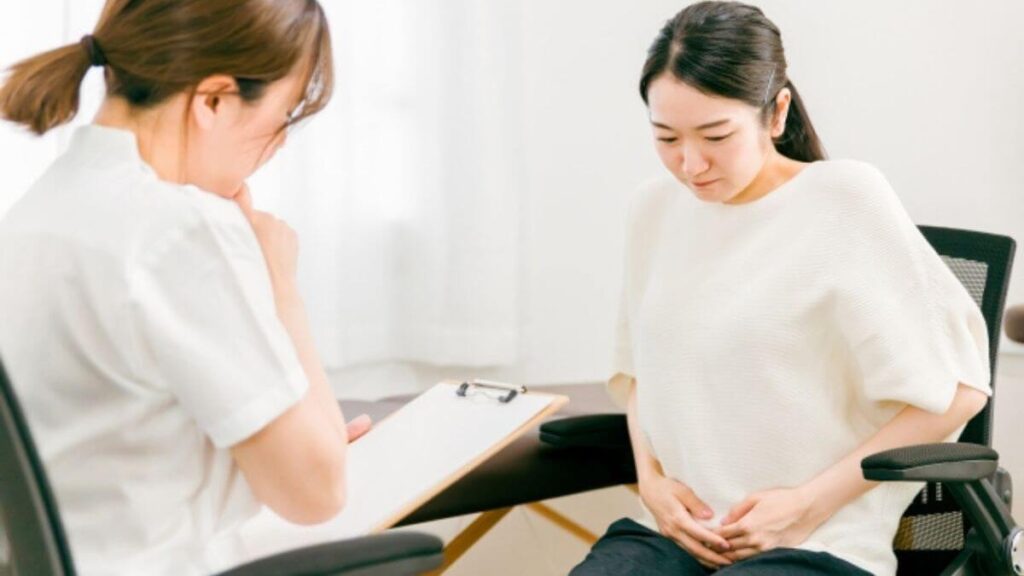 心理カウンセリングを受けている若い女性