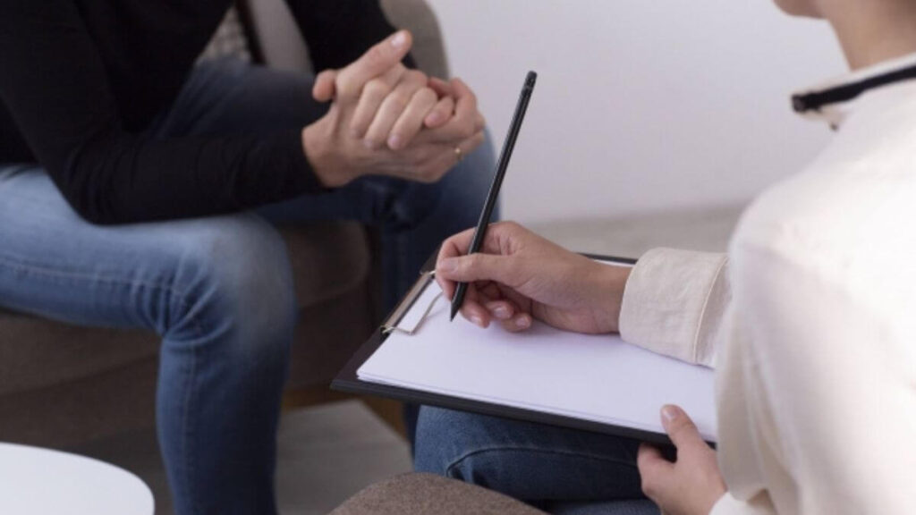 女性カウンセラーのカウンセリングを受ける男性