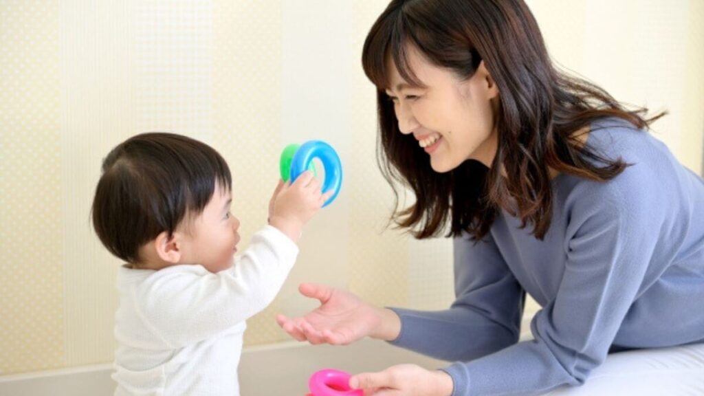 笑顔で子供と遊ぶ若い女性