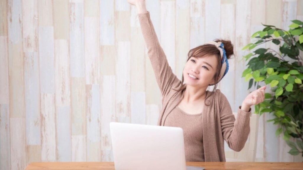 自宅でリラックスして仕事をする若い女性