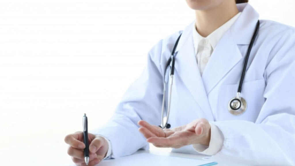 手を差し伸べる白衣を着た女性カウンセラー