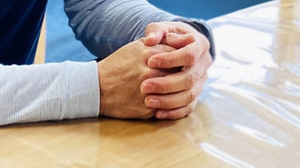 カウンセリングを受ける中年男性