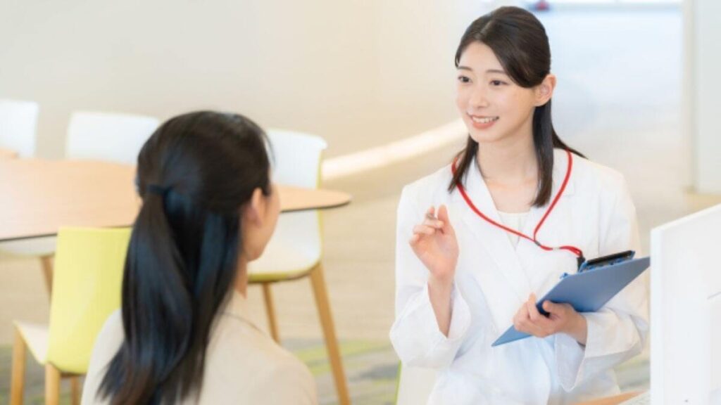 相談者と話す女性の心理カウンセラー