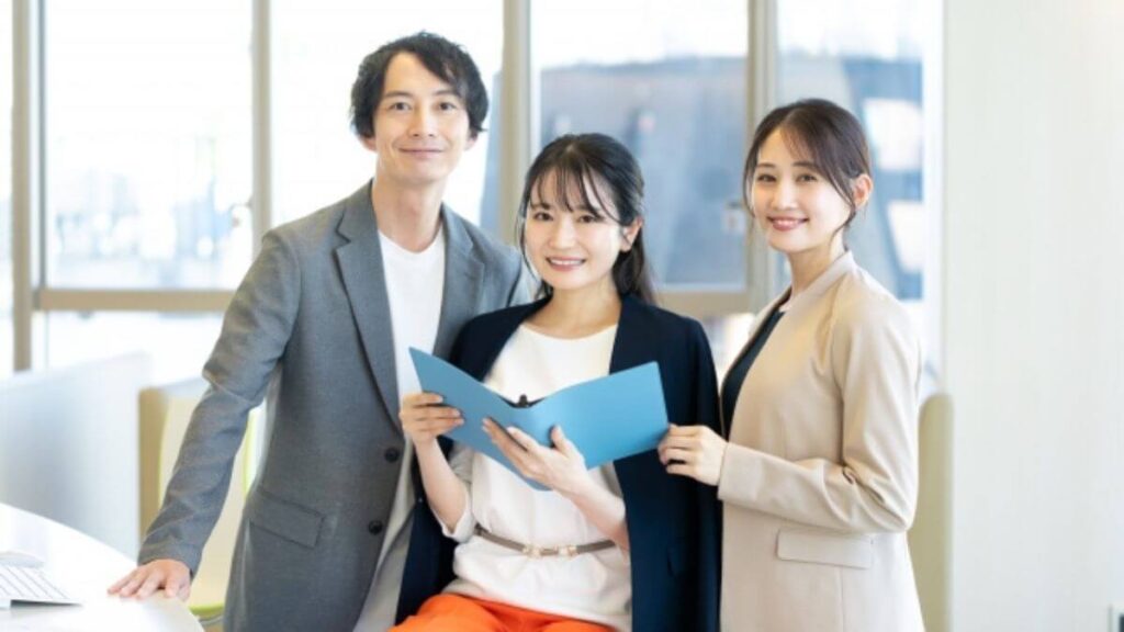 表情の明るい3人の男女