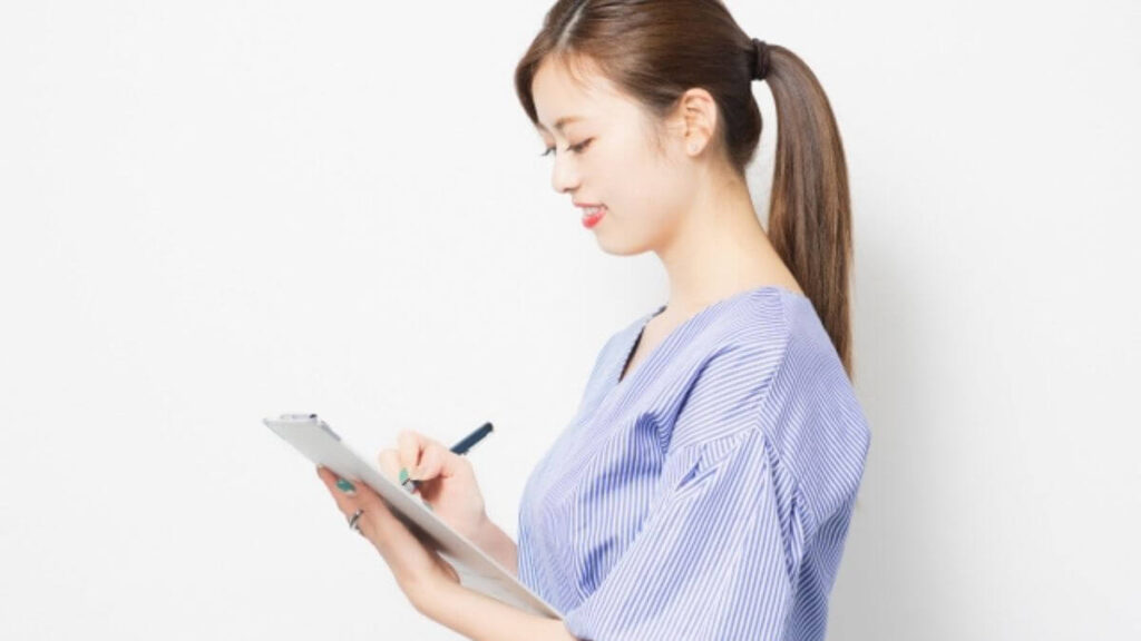 相談内容をメモに取るカウンセラーの女性