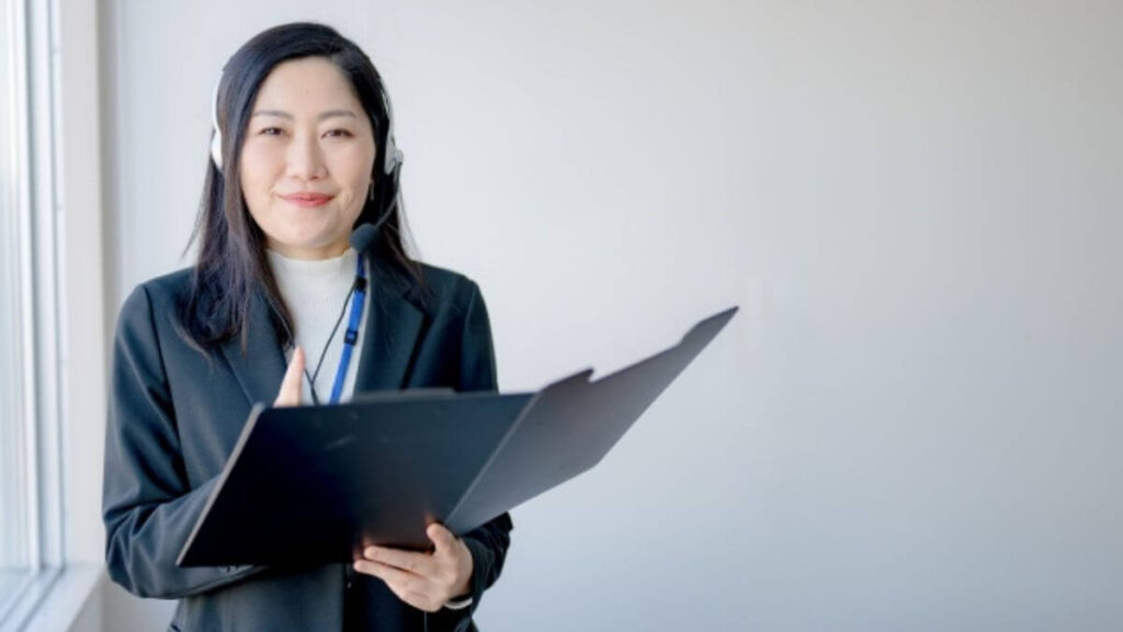 バインダーを持ち笑顔の女性カウンセラー
