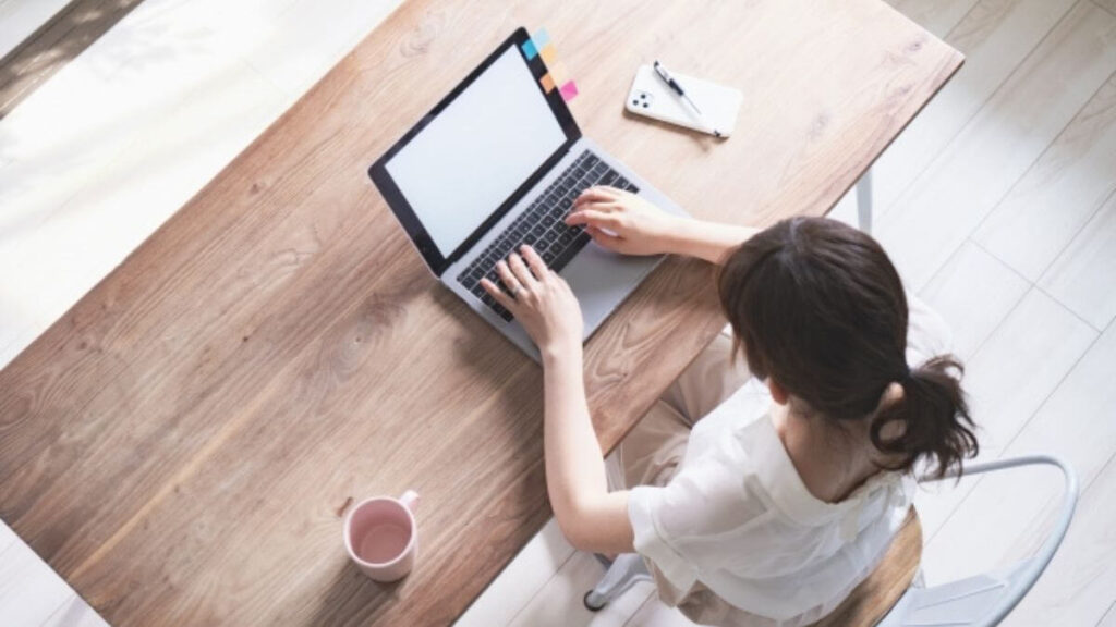 自宅でパソコンを使いながら勉強する女性