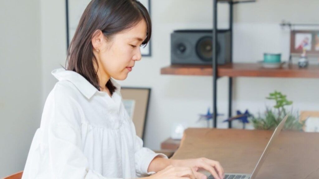 パソコンを使い勉強をする主婦