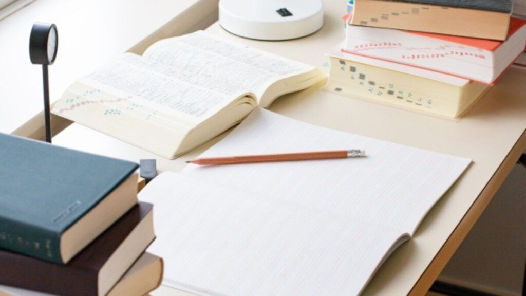 机の上に置かれた教科書やノート