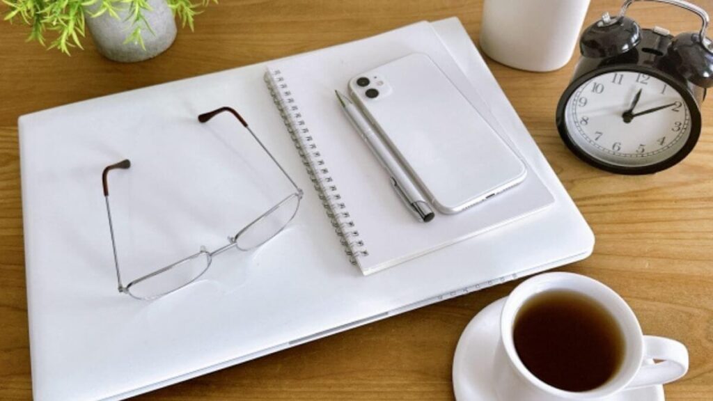 机の上に置かれたノートやスマートフォン