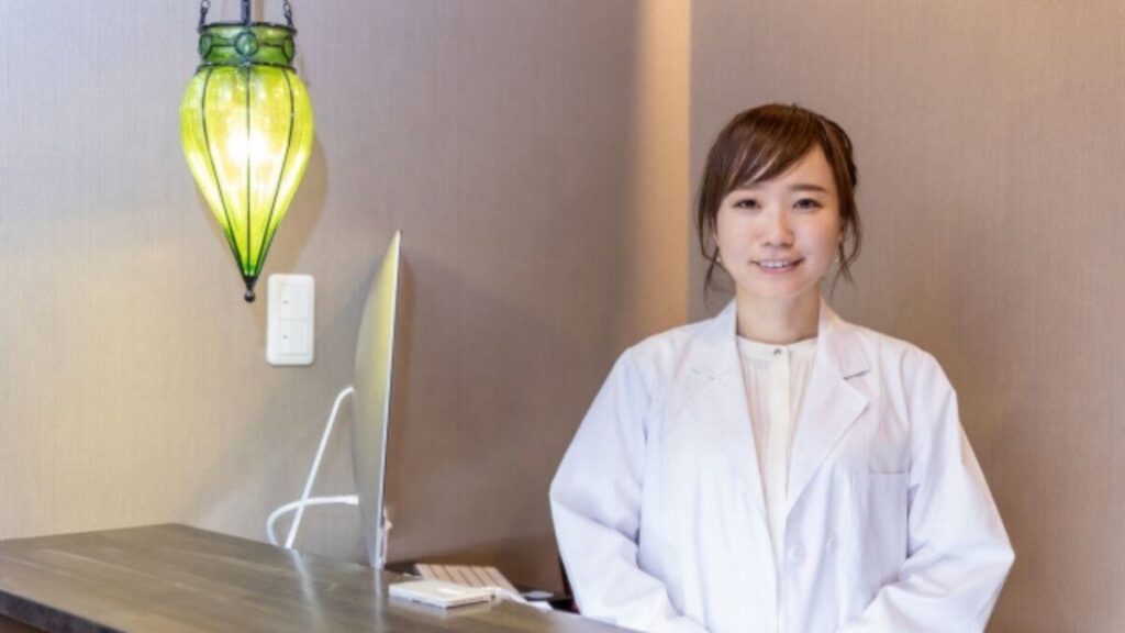 受付で笑顔で招く若い心理カウンセラー