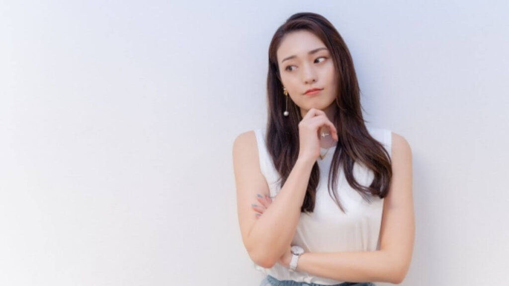 疑問を抱え不安になる若い女性