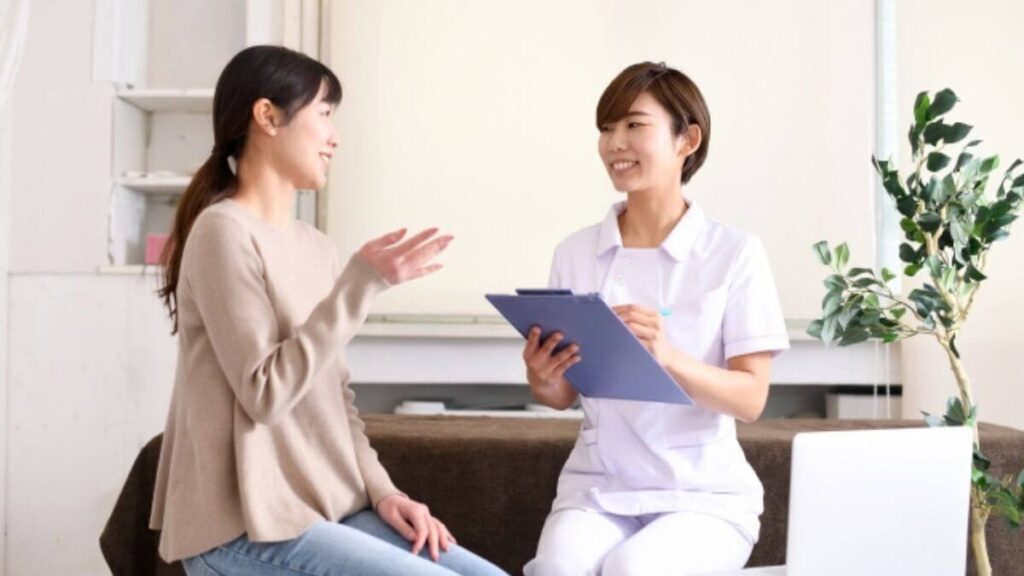 女性の心理カウンセラーに相談する主婦