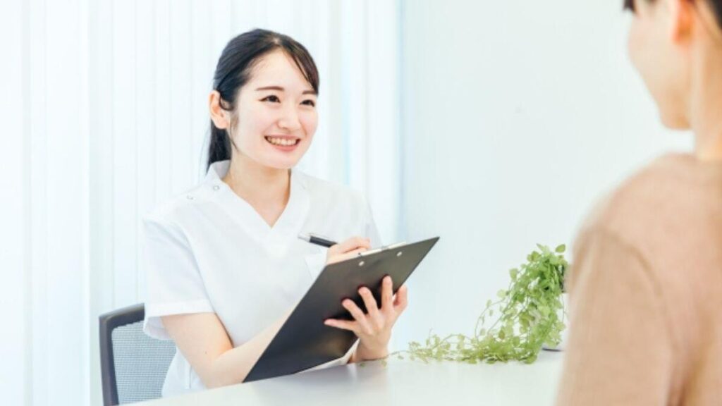 カウンセリング中の女性の心理カウンセラー