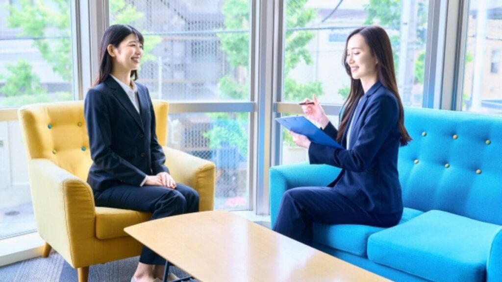 女性の相談者から話を聞く心理カウンセラー