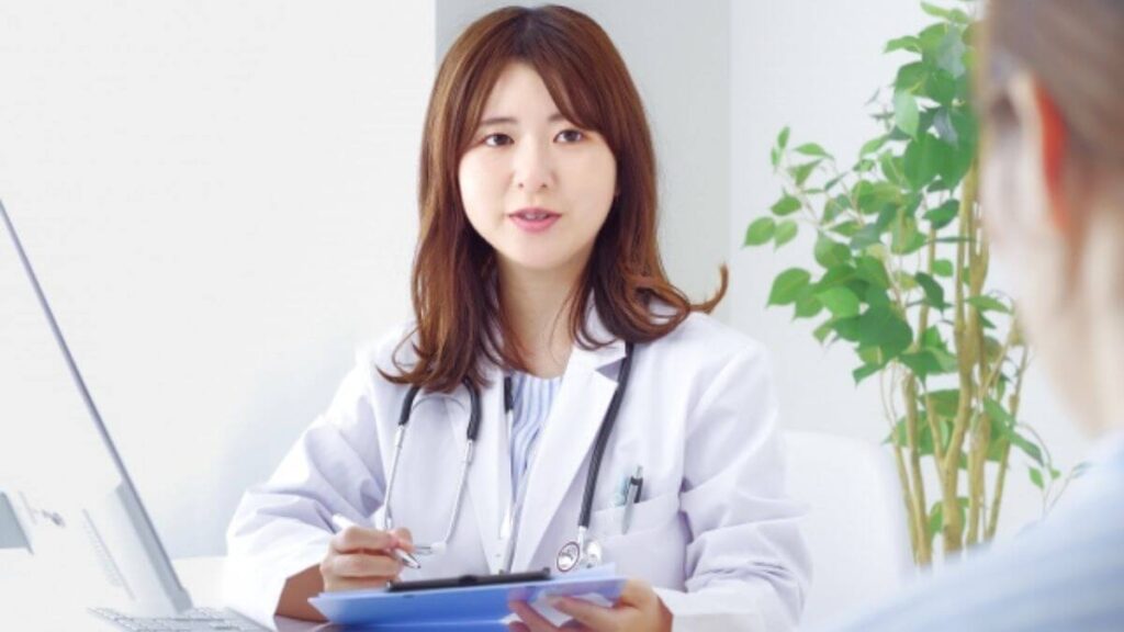 カウンセリングの実習を受ける白衣の女性