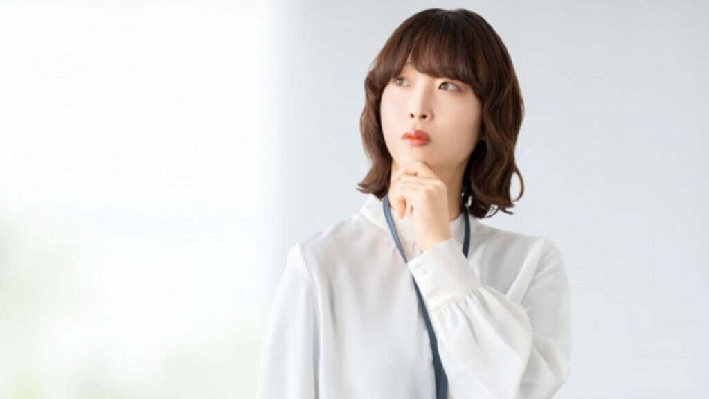 疑問を感じる若い女性のカウンセラー