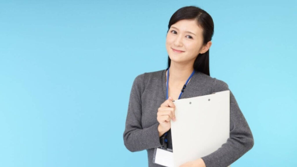バインダーを片手にやる気に満ち溢れる女性