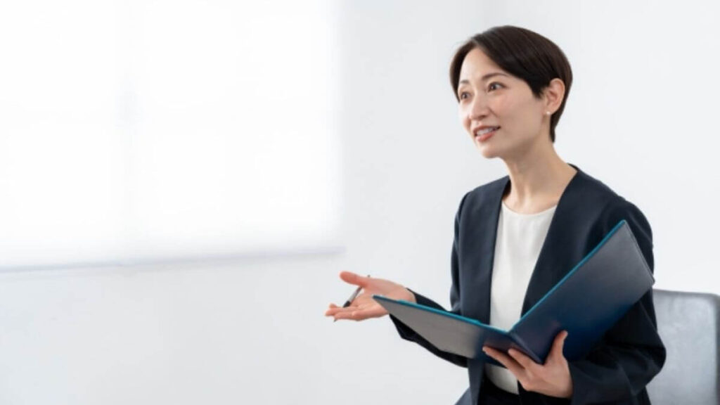 仕事中のスーツ姿の女性心理カウンセラー