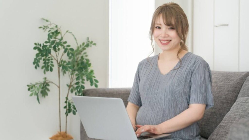 笑顔でバソコンを使う若い女性