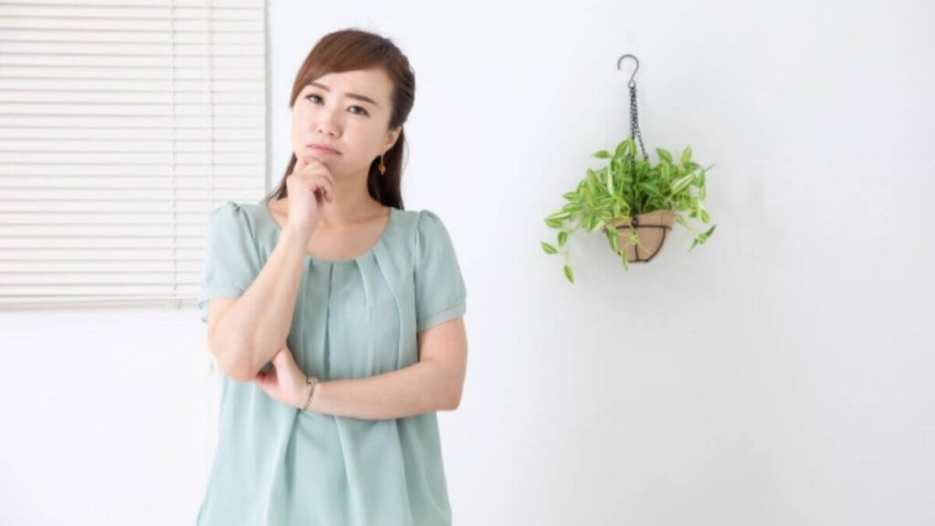 自宅で疑問を感じる若い主婦