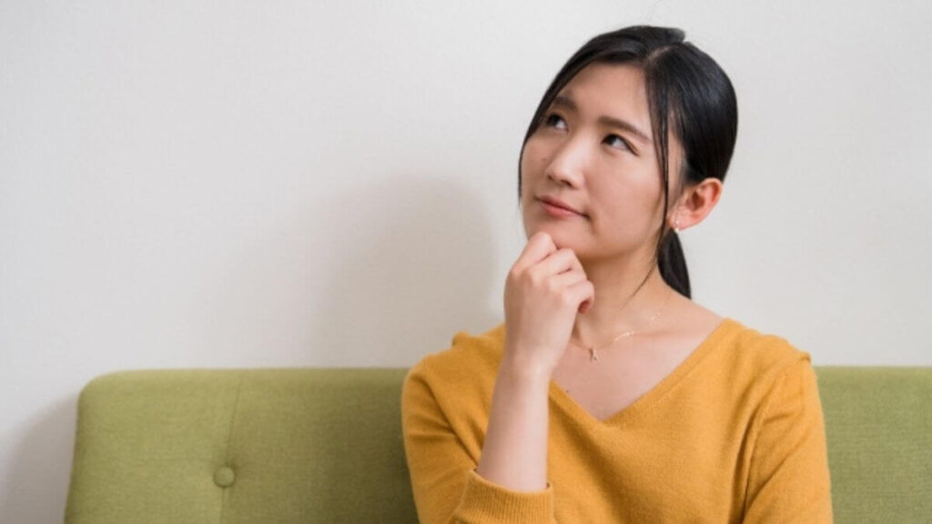 部屋で疑問を感じる30代の女性