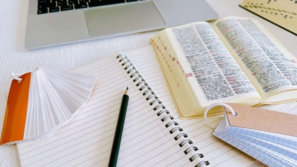 机の上に置かれた教科書やノート