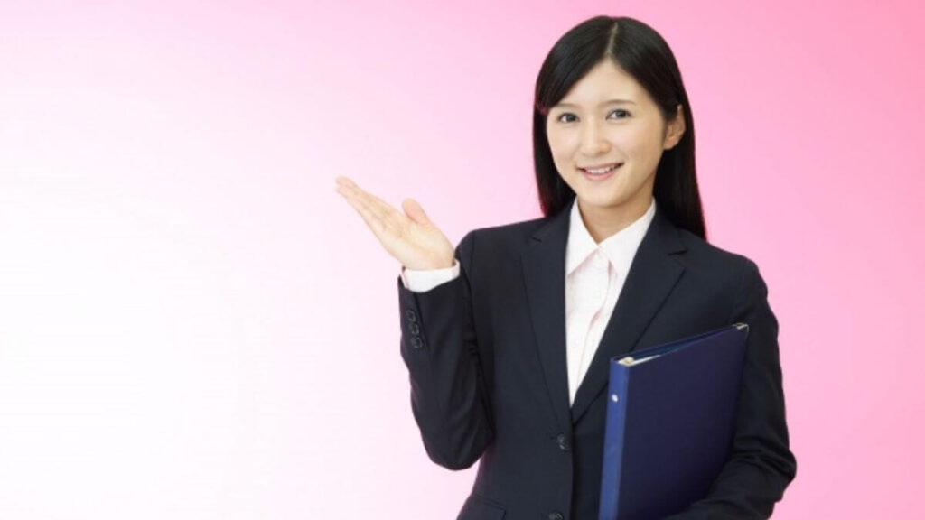 手を挙げて説明をする女性の心理カウンセラー