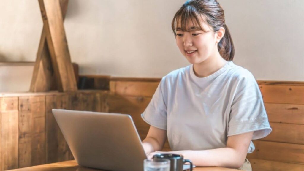 パソコンに向い勉強をする若い女性