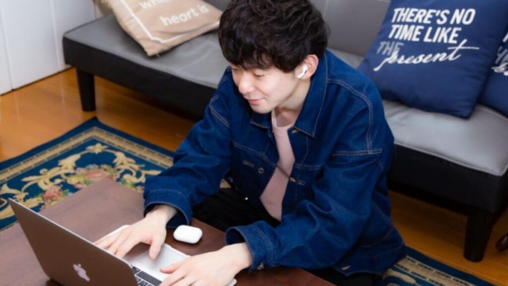 自宅でパソコンを使い勉強する若い学生