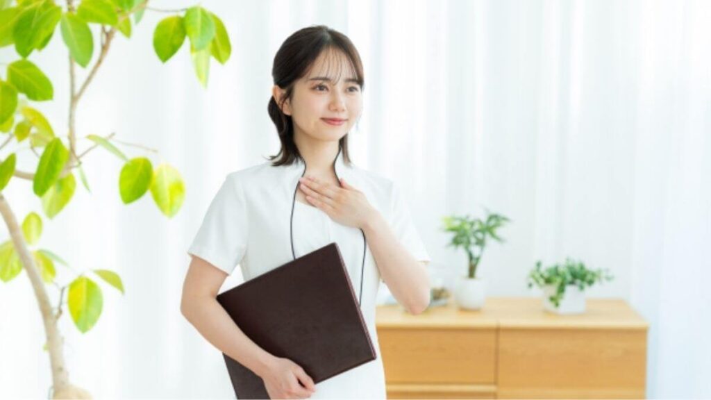 胸に手を置き前を向く心理カウンセラーの女性