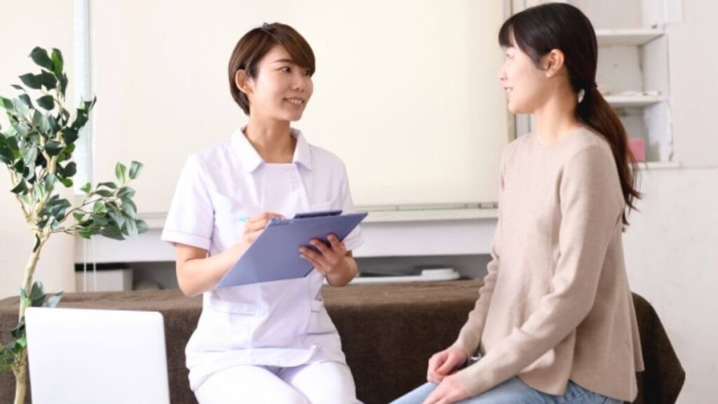 相談者のカウンセリングをする女性カウンセラー