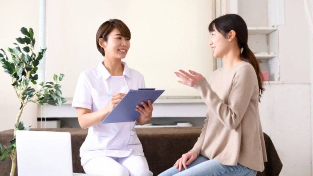 女性相談者の話を聞く心理カウンセラー