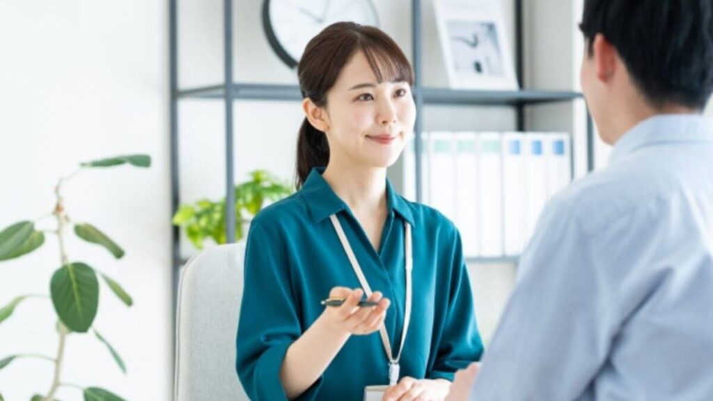 男性相談者の話を丁寧に聞く女性の心理カウンセラー