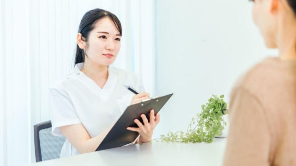 真面目な表情でカウンセリングをする白衣の女性