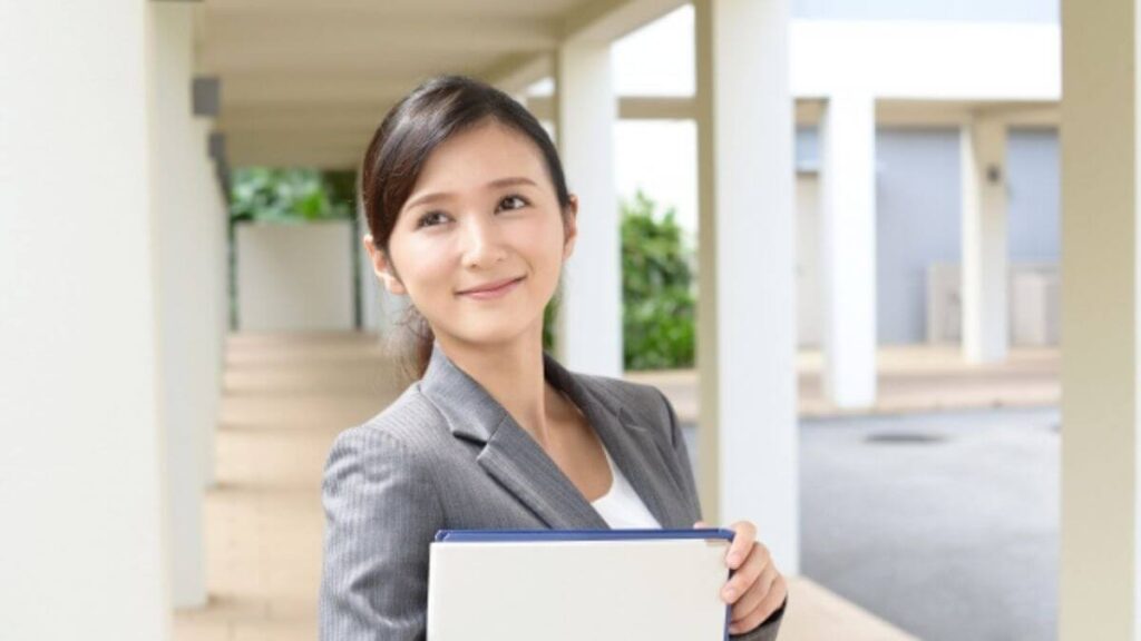 バインダーを片手にやる気を見せる女性の心理カウンセラー