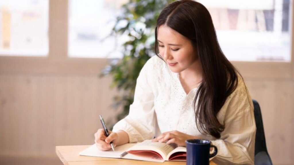 自宅で勉強をする女性の心理カウンセラー