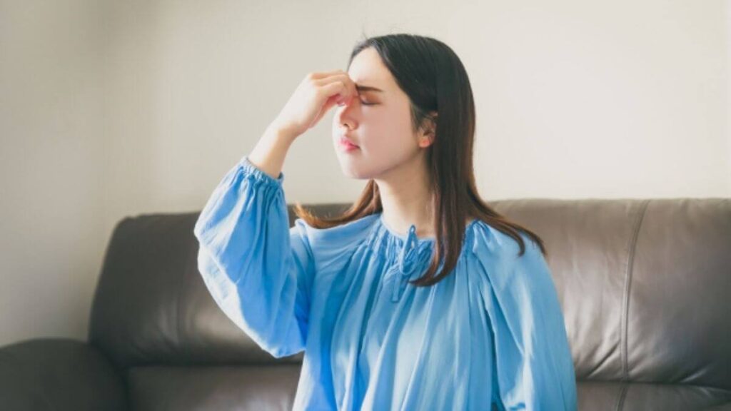 休日に家で体調を崩す若い心理カウンセラー