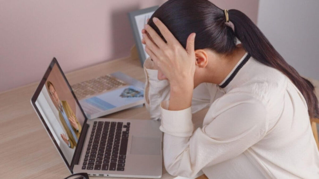 カウンセリング中に頭を抱えてしまう女性の心理カウンセラー