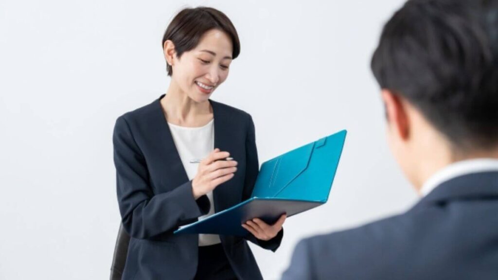 相談者の話をメモにとるスーツ姿の女性カウンセラー