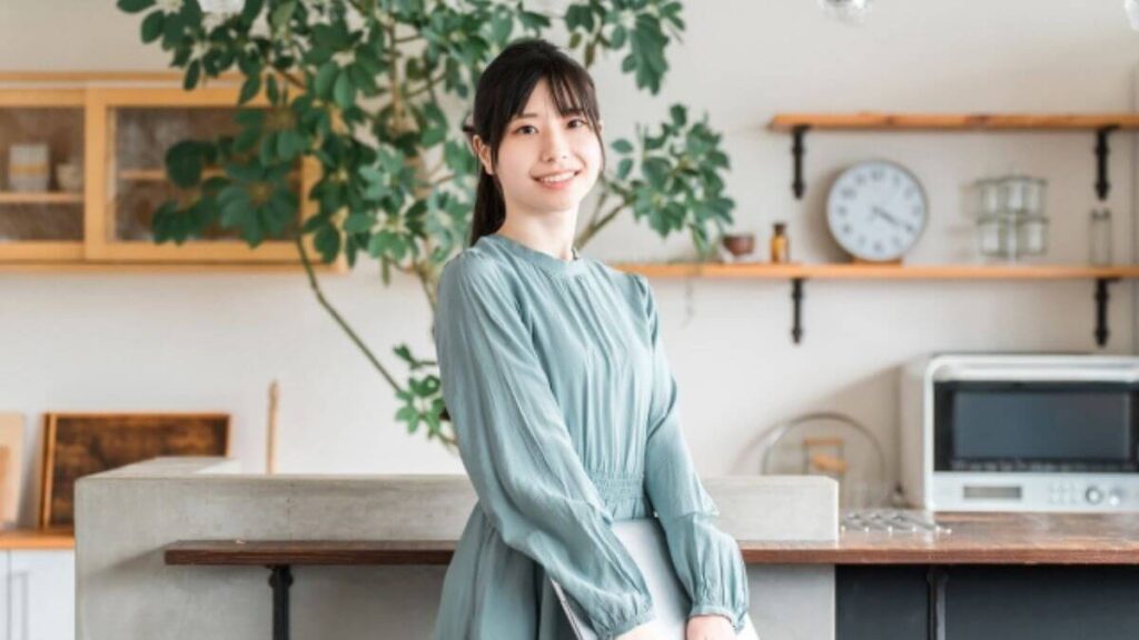 笑顔で微笑む落ち着きのある若い女性