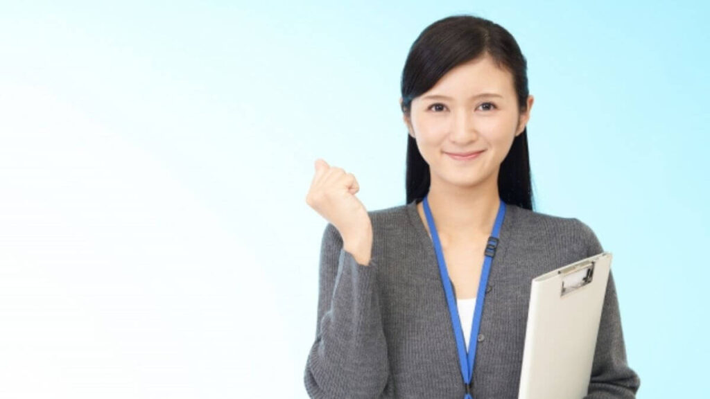 笑顔でポーズをする女性の心理カウンセラー