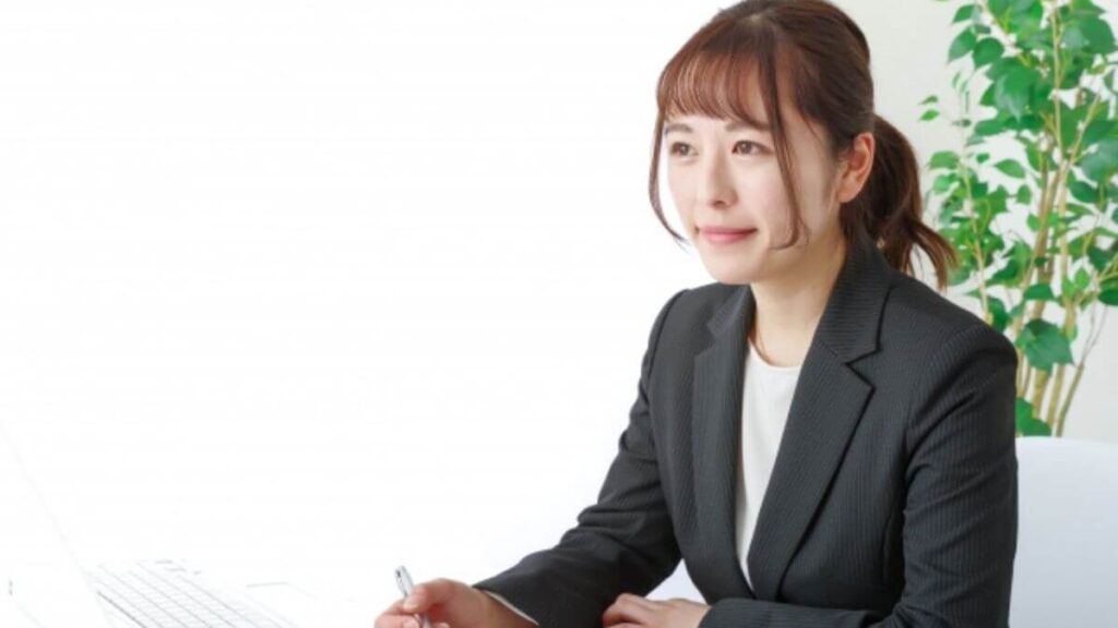 優しい顔で相談者の話を聞く心理カウンセラー