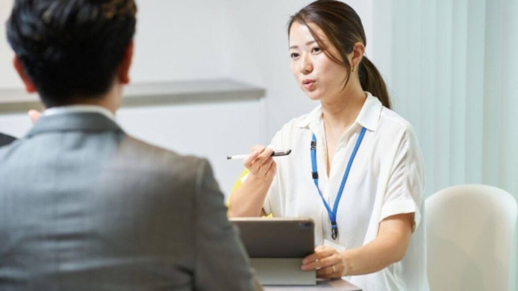 相談者にアドバイスをする女性の心理カウンセラー