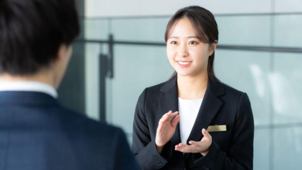 相談者に優しく話しかける若い女性のカウンセラー