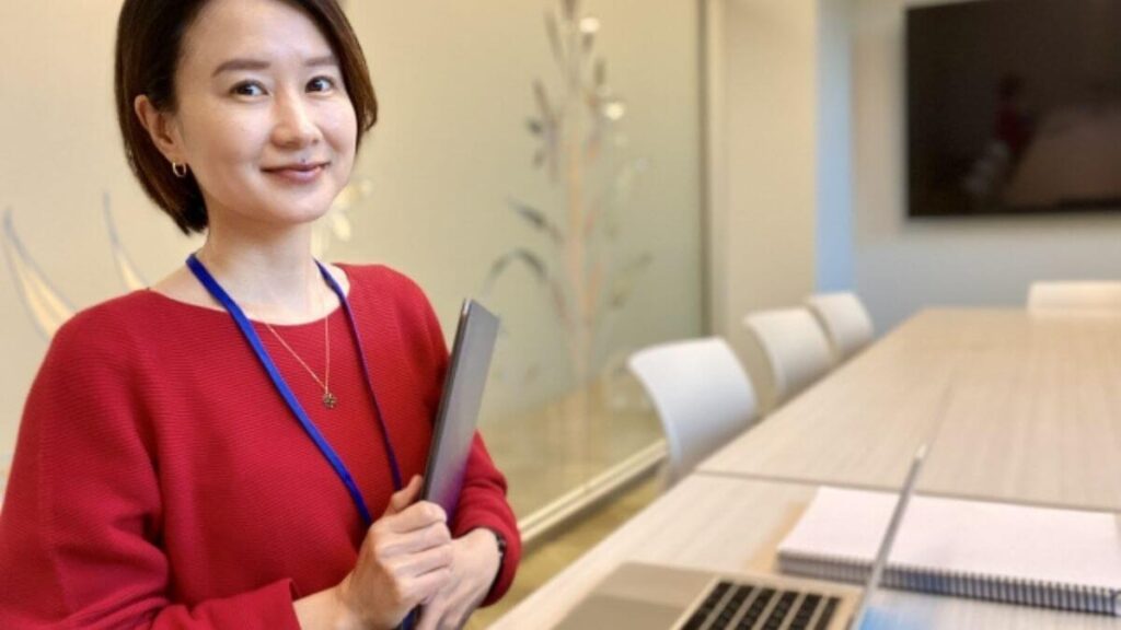 バインダーを持ち笑顔の女性カウンセラー