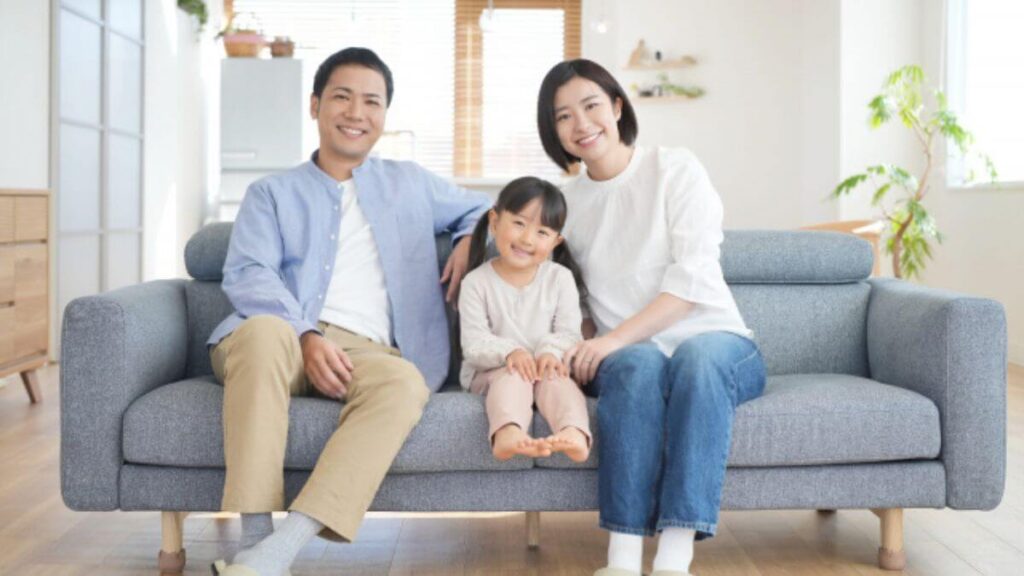 休日の家族団欒を楽しむ女性の心理カウンセラー