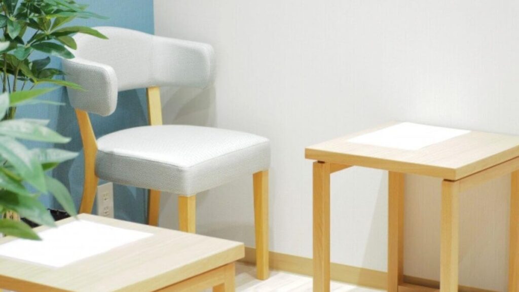 家具が置かれたカウンセリングルーム